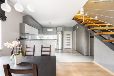 Fonksiyonel villa iç merdiven fikri ile