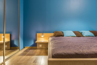 Fonksiyonel yatak odasında mavi fikir