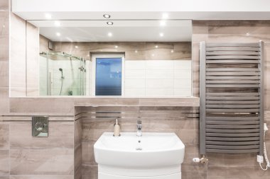 Isıtıcı fikri ile bej banyo
