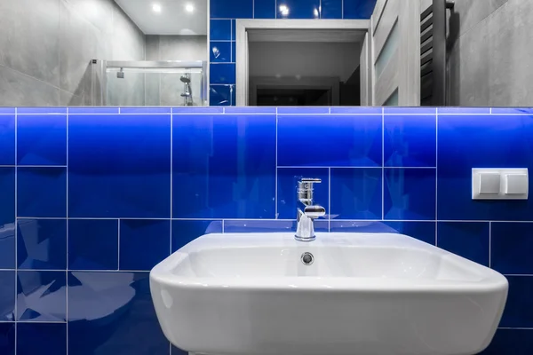 Banheiro com azulejos de cristal azul ideia — Fotografia de Stock