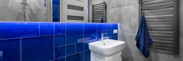 Banheiro elegante em azul e cinza — Fotografia de Stock
