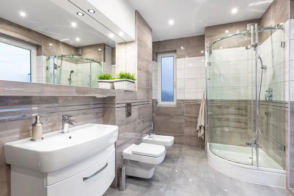 Bézs színű magas fényű fürdőszoba ötlet — Stock Fotó