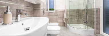 Klasik detayları ile şık banyo