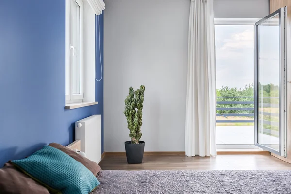 Schlafzimmer mit Balkon-Idee — Stockfoto