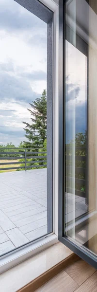 Großer Balkon mit schöner Aussicht — Stockfoto