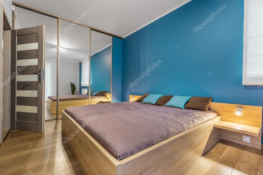 Dormitorio contemporáneo con idea de cama king size — Foto de stock