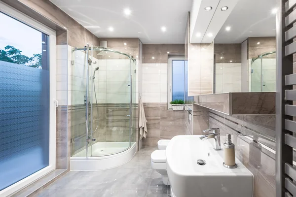 Magasfényű tágas fürdőszoba ötlet — Stock Fotó