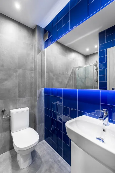 Baño moderno en gris y azul — Foto de Stock