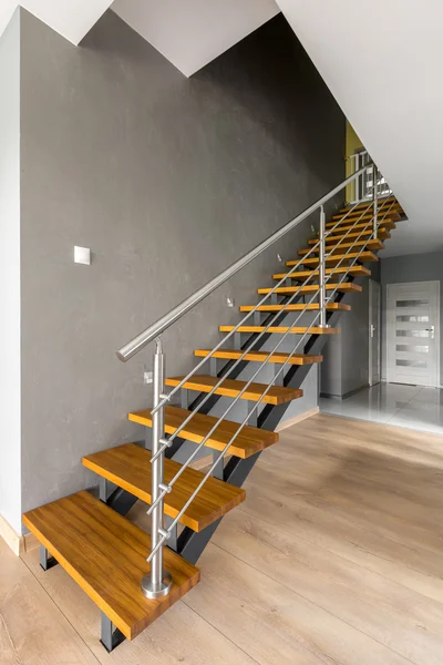 Дизайн внутренней лестницы дома — стоковое фото