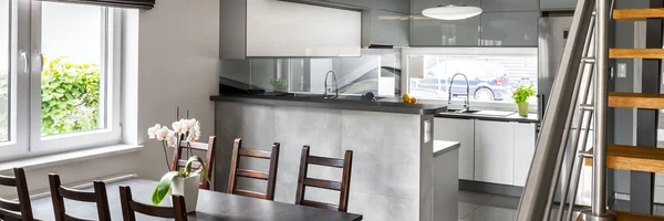 现代的灰色厨房 — 图库照片