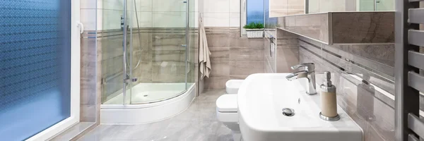 Casa de banho espaçosa e moderna — Fotografia de Stock