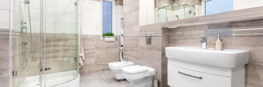 geniş ve modern banyo