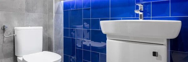 Banheiro com azulejos azuis brilhantes — Fotografia de Stock