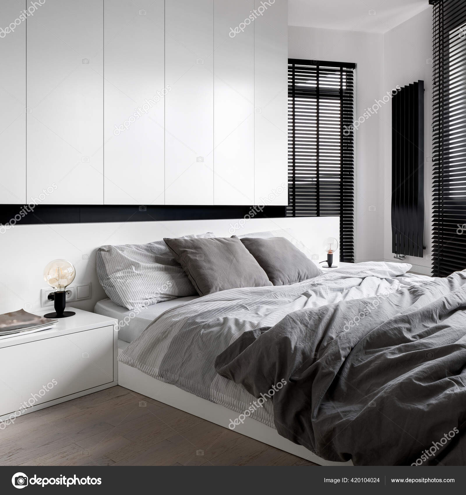 Dormitorio Diseñado Con Armario Blanco Mesita Noche Cama Grande Ropa:  fotografía de stock © in4mal #420104024