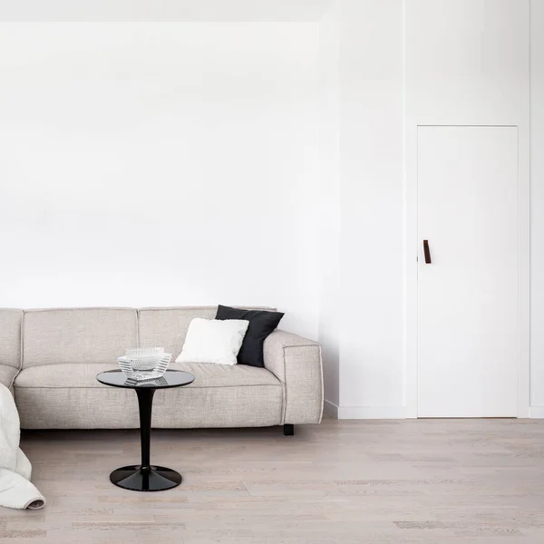 Wohnzimmer Mit Weißer Wand Und Tür Beigem Sofa Und Schwarzem — Stockfoto
