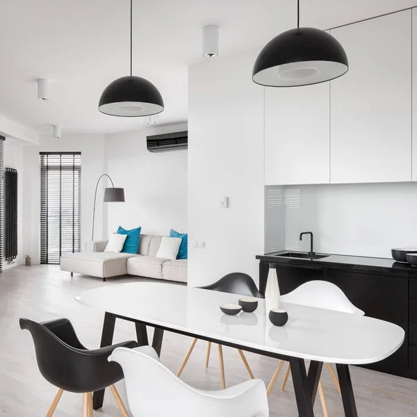Elegante Preto Branco Apartamento Interior Com Cozinha Área Jantar Aberta — Fotografia de Stock