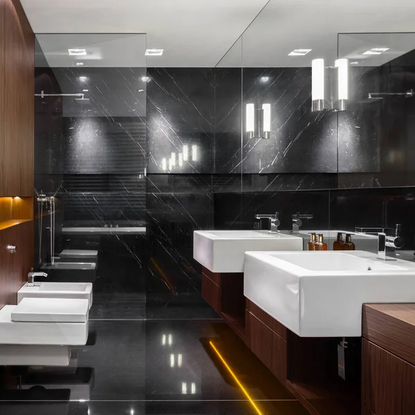 Mármore Escuro Madeira Elegante Banheiro Com Chuveiro Atrás Parede Vidro — Fotografia de Stock