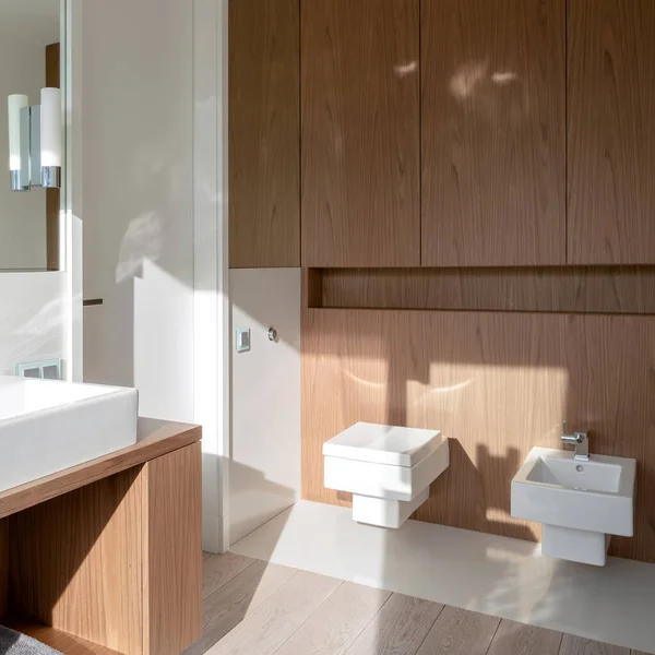 Baño Luminoso Con Luz Solar Muebles Madera Blanco Aseo Cuadrado — Foto de Stock