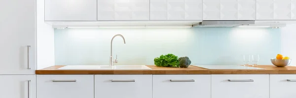 Panorama Cocina Moderna Elegante Con Cajones Blancos Fregadero Armarios Encimera — Foto de Stock