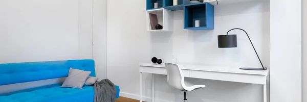 책상과 의자가 파노라마 위에는 파란색과 선반과 소파가 — 스톡 사진