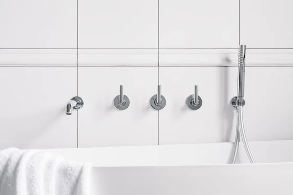 Elegant Und Phantasievoll Silberfarbener Badewannen Wasserhahn Mit Dusche Und Wand — Stockfoto