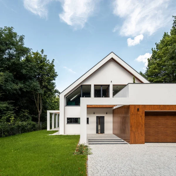 Buitenaanzicht Van Stijlvol Modern Huis Met Geplaveide Deuren Groen Gazon — Stockfoto