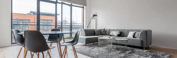 Panorama Des Stilvollen Wohnzimmers Mit Großem Ecksofa Modernen Couchtischen Auf — Stockfoto