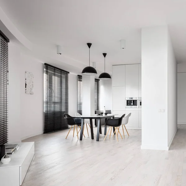 Moderno Comedor Blanco Negro Con Mesa Sillas Amplia Cocina Con — Foto de Stock