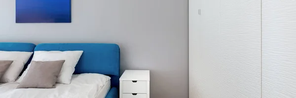Panorama Dormitorio Simple Con Cama Azul Arte Mesita Noche Blanca — Foto de Stock