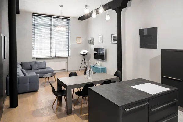 Stijlvol Loft Appartement Met Decoratieve Zwarte Pilaren Woonkamer Met Eettafel — Stockfoto