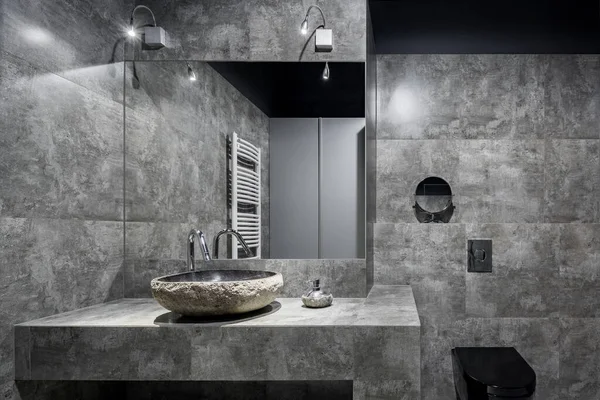 Темный Санузел Плиткой Стенах Современный Умывальник Каменном Стиле Черный Туалет — стоковое фото