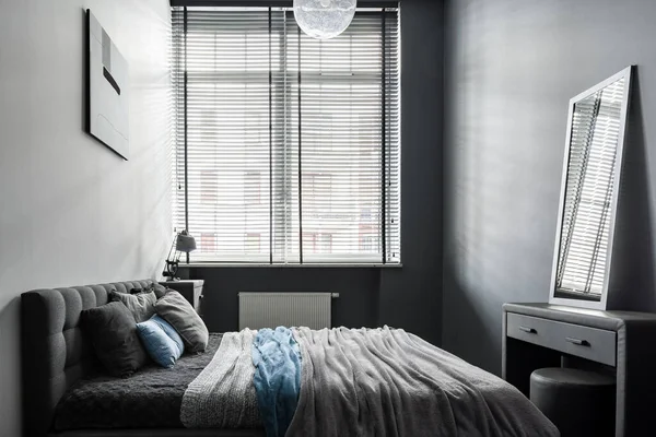 Dormitorio Pequeño Elegante Gris Con Cama Grande Tocador Con Espejo — Foto de Stock