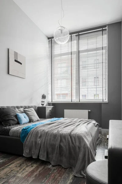 Elegante Dormitorio Gris Con Cama Doble Cómoda Ventana Grande — Foto de Stock