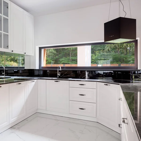 Schwarz Weiße Küche Mit Langem Fenster Marmorfliesen Und Moderner Schwarzer — Stockfoto