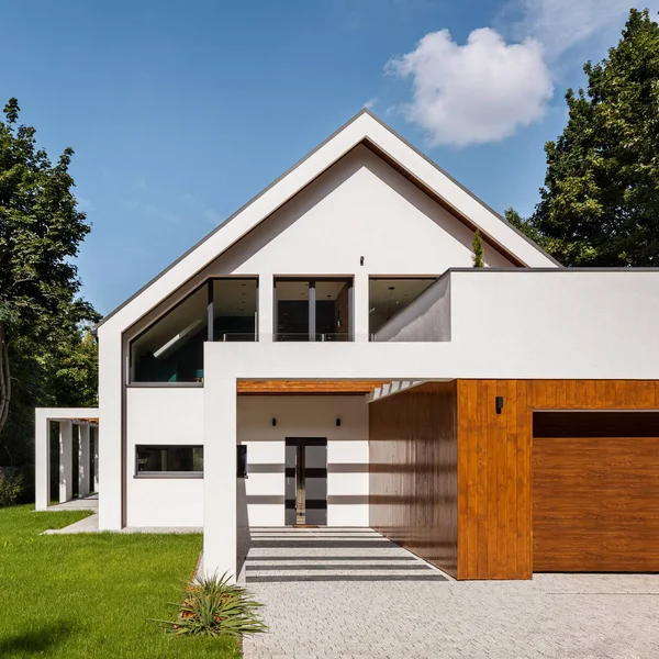 Piękny Nowoczesny Biały Dom Drewnianymi Panelami Garażu Widok Zewnątrz — Zdjęcie stockowe