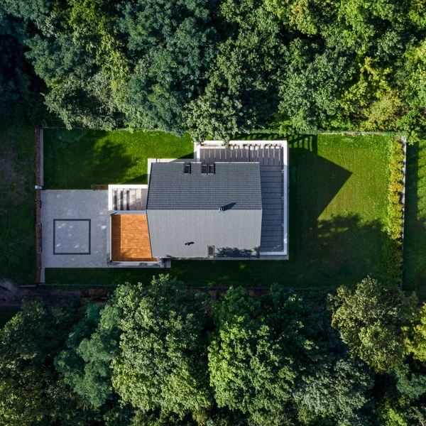 Dron Pohled Moderní Dům Zelenou Zahradou Lese — Stock fotografie
