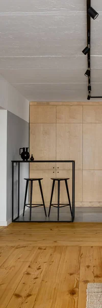 Çam Ağacından Zemini Uzun Sandalyeli Siyah Mutfak Masası Tavanı Betonla — Stok fotoğraf