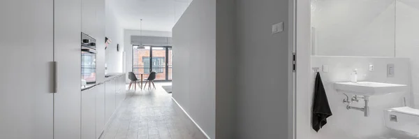 Panoráma Elegáns Folyosó Apartman Szürke Falak Nyitott Ajtók Modern Fürdőszoba — Stock Fotó