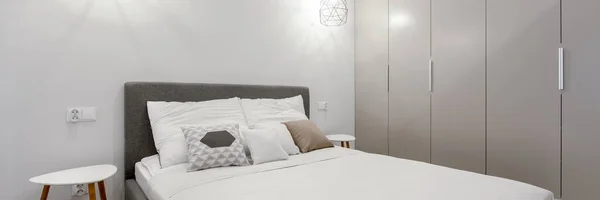 Panorama Dormitorio Pequeño Gris Beige Blanco Con Gran Armario Cama —  Fotos de Stock