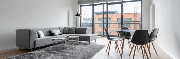 Panorama Des Einfach Gestalteten Wohnzimmers Mit Essbereich Und Großen Balkonfenstern — Stockfoto