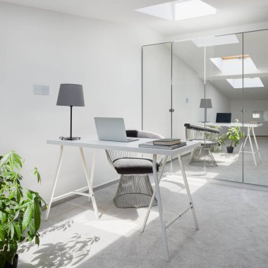 Parlak beyaz masa, tavan pencereli, gri halı döşemeli ve aynalı kapılı gardıroplu.