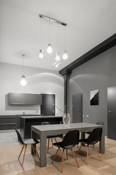 Dunkelgraue Küche Mit Modernem Esstisch Und Stilvoller Deckenlampe Loft Stil — Stockfoto