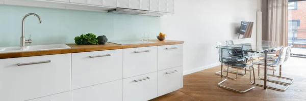 Panorama Cocina Elegante Con Muebles Blancos Encimera Madera Suelo Mesa — Foto de Stock