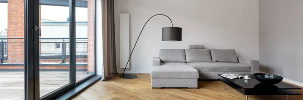 Panorama Enkelt Vardagsrum Med Trägolv Modern Lampa Snygg Grå Soffa — Stockfoto