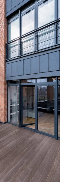 Verticaal Panorama Van Balkon Modern Appartementengebouw Met Bakstenen Muur Grote — Stockfoto