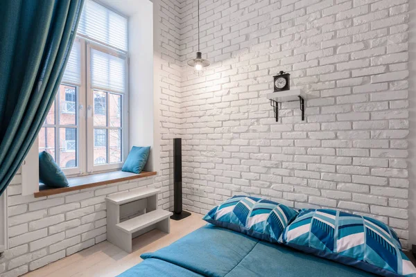 Lichte Slaapkamer Loft Appartement Met Witte Baksteen Muren Groot Raam — Stockfoto