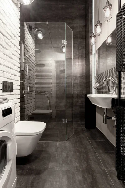 精致的浴室 玻璃墙后有淋浴间 白砖和深灰色瓷砖 — 图库照片