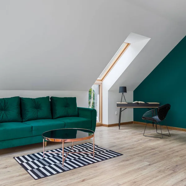 Elegante Salón Ático Con Elegante Sofá Verde Esmeralda Pared Verde — Foto de Stock