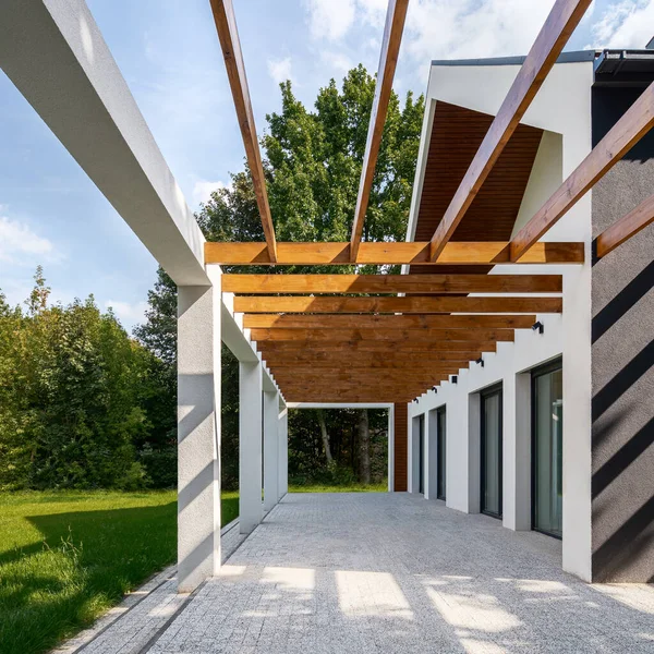 Terraço Moderno Com Pilares Pedra Decorativos Vigas Madeira Teto Jardim — Fotografia de Stock