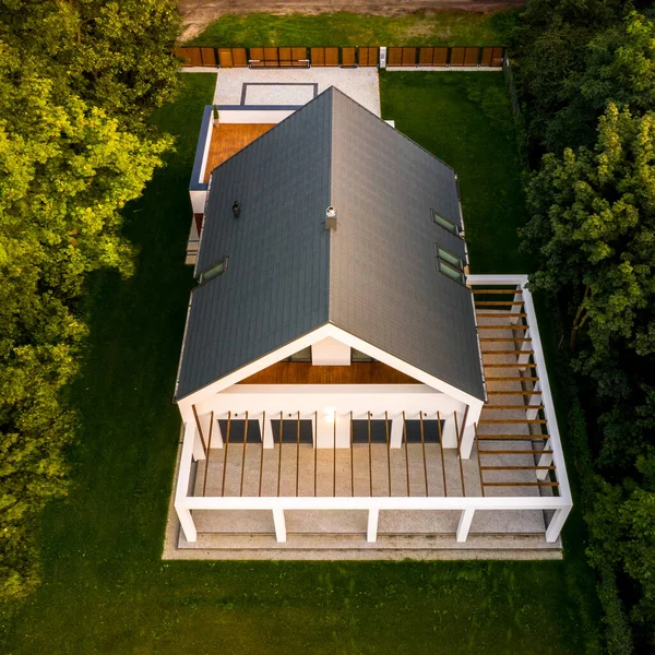 Dron Pohled Stylový Rodinný Dům Exteriér Moderní Verandou Zelenou Zahradou — Stock fotografie